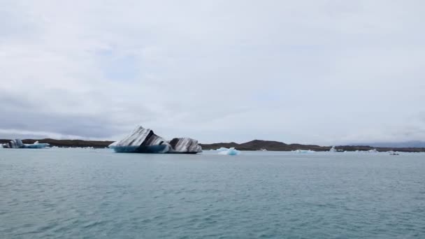 冰岛约库尔萨隆湖上的冰山 — 图库视频影像
