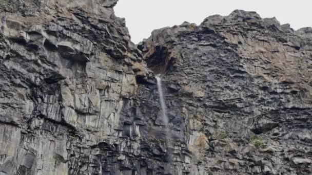 Wodospad Skalistych Górach Islandii — Wideo stockowe