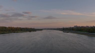 Vistula nehir kıyısında gezinti. Nehrin üzerinde gün batımı.