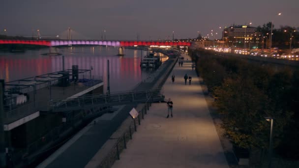 Gente Irreconocible Paseo Marítimo Noche Varsovia — Vídeos de Stock