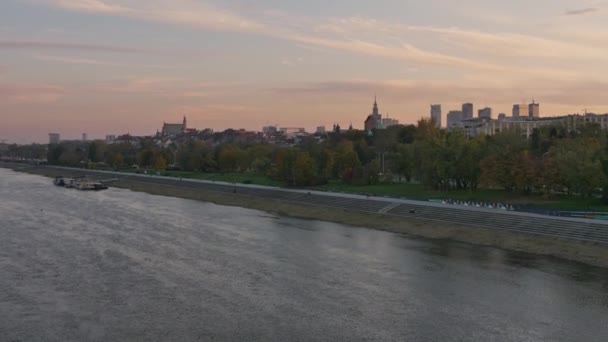 Vistula Nehir Kıyısında Gezinti Nehrin Üzerinde Gün Batımı — Stok video