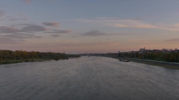 Vistula Nehir Kıyısında Gezinti Nehrin Üzerinde Gün Batımı — Stok video