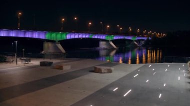 Gezinti güvertesinde tanınmayan insanlar. Varşova 'da Akşam.