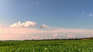 Avrupa manzarası. Gökyüzünde hareket eden bulutlar Zaman atlaması. 