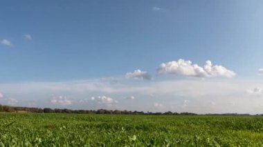Avrupa manzarası. Gökyüzünde hareket eden bulutlar Zaman atlaması. 