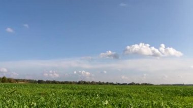 Avrupa manzarası. Gökyüzünde hareket eden bulutlar Zaman atlaması. 
