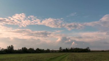 Avrupa manzarası. Gökyüzünde hareket eden bulutlar Zaman atlaması. 