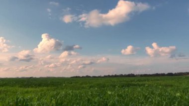 Avrupa manzarası. Gökyüzünde hareket eden bulutlar Zaman atlaması. 