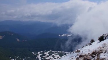 Karpatya Dağları 'nın bulutlu manzarası. Hoverla Dağı.
