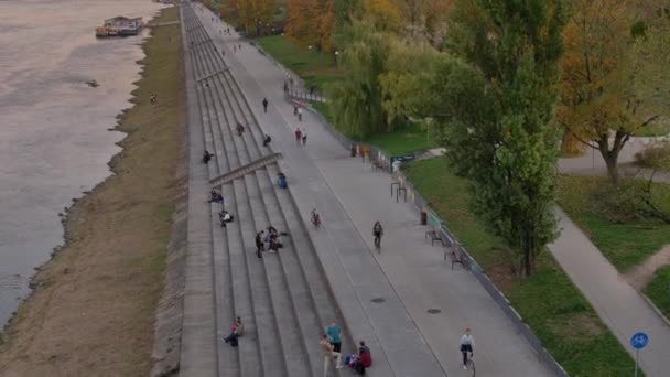 Polonya Varşova Daki Vistula Nehir Kıyısında Gezinti Güvertesi — Stok video