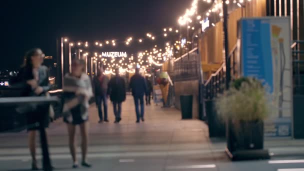 Gente Irreconocible Paseo Marítimo Noche Varsovia — Vídeos de Stock