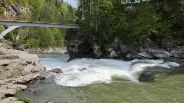 Vattenfall Probiy Karpatiska Bergen — Stockvideo