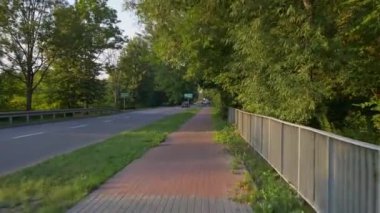 Şehirde bisiklet süren birinin POV fotoğrafı..