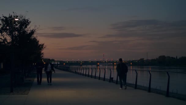 Gente Irreconocible Paseo Marítimo Noche Varsovia — Vídeos de Stock