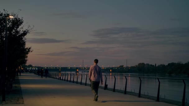 Des Gens Méconnaissables Sur Promenade Soirée Varsovie — Video