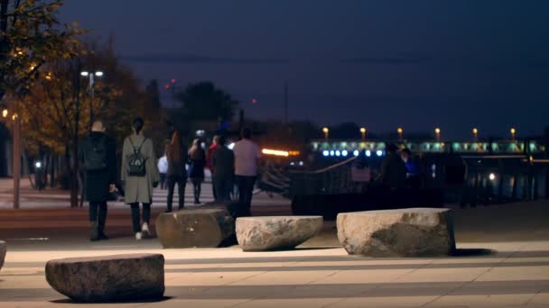 Gente Irreconocible Paseo Marítimo Noche Varsovia — Vídeos de Stock