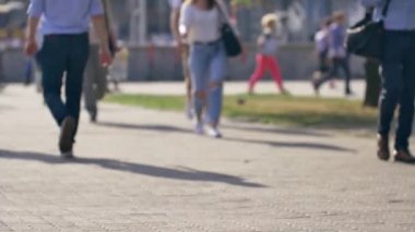 Varşova 'nın Eski Kasabası' nın sokaklarında yürüyen insanlar. Tanımlanamayan insanlar görüntüsü.