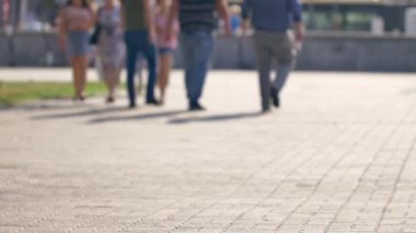 Varşova 'nın Eski Kasabası' nın sokaklarında yürüyen insanlar. Tanımlanamayan insanlar görüntüsü.