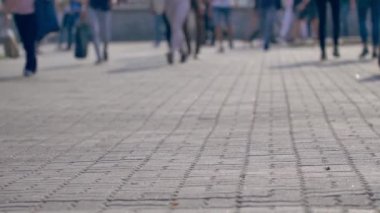 Varşova 'nın Eski Kasabası' nın sokaklarında yürüyen insanlar. Tanımlanamayan insanlar görüntüsü.