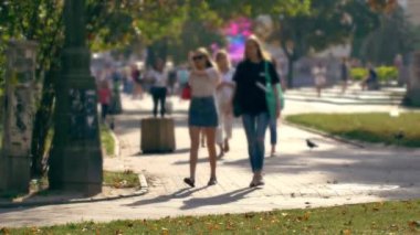 Varşova 'nın Eski Kasabası' nın sokaklarında yürüyen insanlar. Tanımlanamayan insanlar görüntüsü.