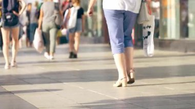 Varşova 'nın Eski Kasabası' nın sokaklarında yürüyen insanlar. Tanımlanamayan insanlar görüntüsü.