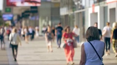 Varşova 'nın Eski Kasabası' nın sokaklarında yürüyen insanlar. Tanımlanamayan insanlar görüntüsü.