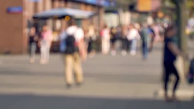 Varşova 'nın Eski Kasabası' nın sokaklarında yürüyen insanlar. Tanımlanamayan insanlar görüntüsü.