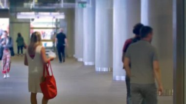 Varşova 'da kaldırımda tanınmayan insanlar.