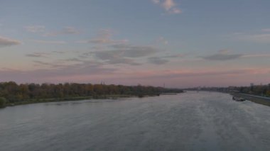 Varşova 'nın silüeti. Yaz akşamında şehrin panoraması.