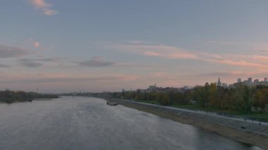 Varşova 'nın silüeti. Yaz akşamında şehrin panoraması.