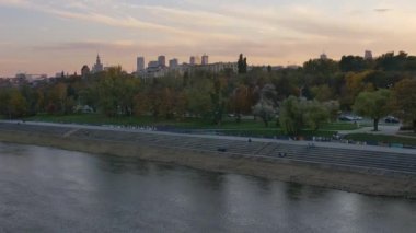 Varşova 'nın silüeti. Yaz akşamında şehrin panoraması.