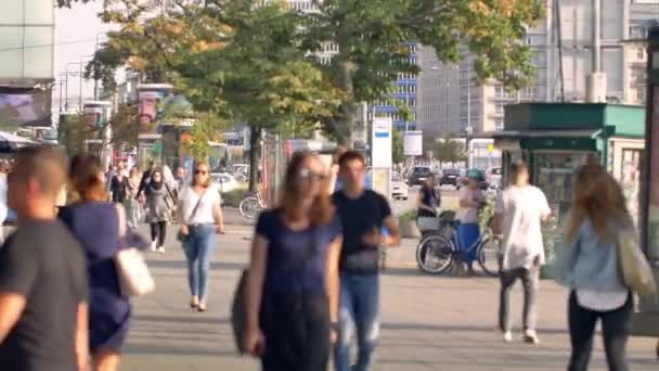 Mensen Die Door Straten Van Oude Binnenstad Van Warschau Lopen — Stockvideo
