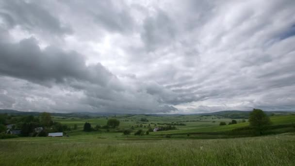 Hermosas Colinas Verdes Antes Tormenta Primavera Metraje Timelapse — Vídeos de Stock