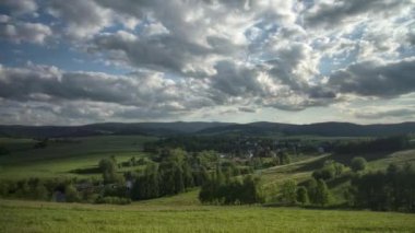 Yeşil tepeler ve vadiler güzel hava atış. Bieszczady Dağlar yukarıda da görüleceği doğası.