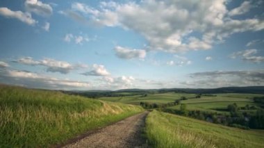 Green Hills UHD görüntüleri. Bahar ışığında güzel dağlar. Zaman aşımı