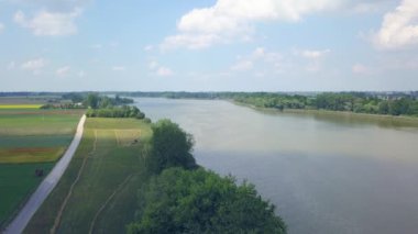 Yazın göl manzarası. Denizde seyreden ve dinlenen insanlar....