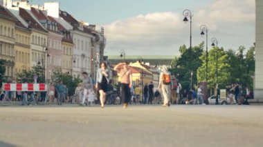 Varşova 'nın Eski Kasabası' nın sokaklarında yürüyen insanlar. Turistler yazın Varşova 'yı ziyaret ediyor.