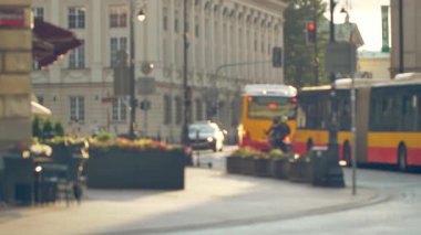 Varşova 'nın Eski Kasabası' nın sokaklarında yürüyen insanlar. Turistler yazın Varşova 'yı ziyaret ediyor.