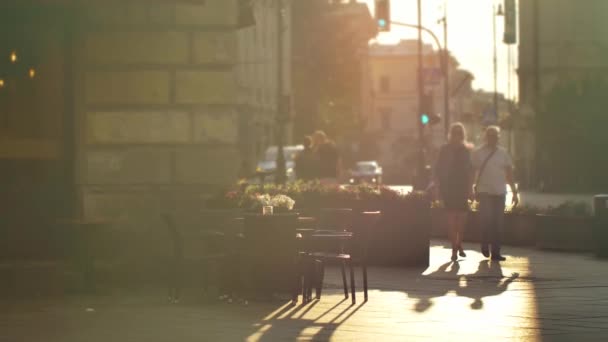 Ludzie Spacerujący Ulicami Warszawskiego Starego Miasta Turyści Odwiedzający Warszawę Latem — Wideo stockowe