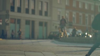 Varşova 'nın Eski Kasabası' nın sokaklarında yürüyen insanlar. Turistler yazın Varşova 'yı ziyaret ediyor.