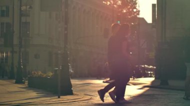 Varşova 'nın Eski Kasabası' nın sokaklarında yürüyen insanlar. Turistler yazın Varşova 'yı ziyaret ediyor.