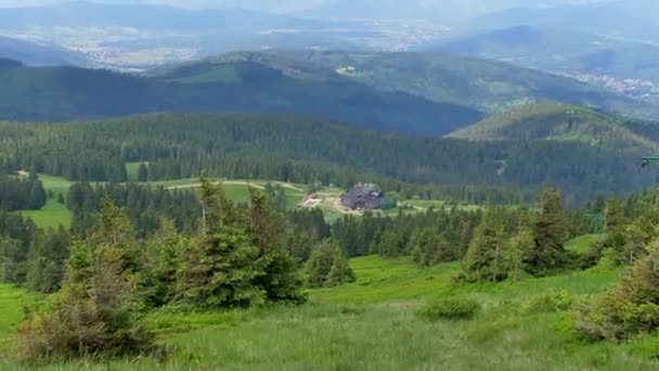 ポーランドのベスキディ ジウィエツキ山 晴れた夏の日に緑の丘の美しい風景 — ストック動画