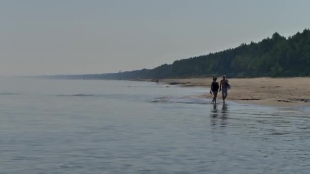 Persone Che Rilassano Sulla Spiaggia Del Mar Baltico Tramonto — Video Stock