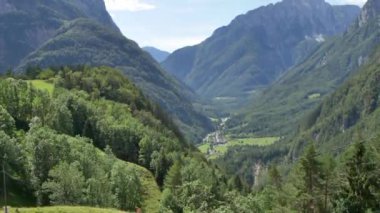 Slovenya 'nın Rombon tepesinden görüntü. Julian Alplerinin güzel manzarası. 
