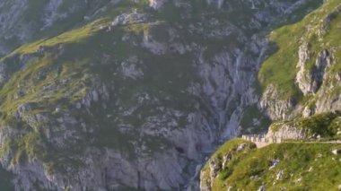 Mangart eyerinden görüntü. Slovenya 'daki güzel Alp manzarası. İtalyan dağlarının manzarası.