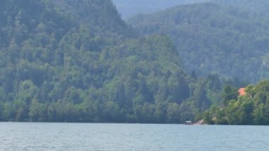 Bled Gölü. Slovenya 'daki dağ gölünün ortasındaki adada güzel bir şapel..