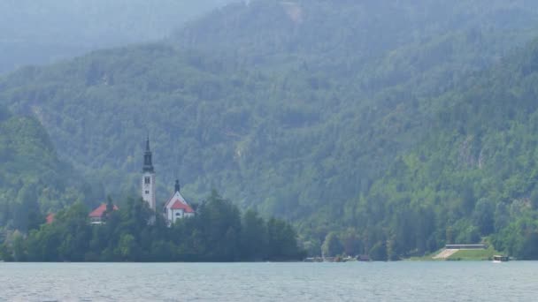 Lago Bled Hermosa Capilla Isla Medio Del Lago Montaña Eslovenia — Vídeos de Stock