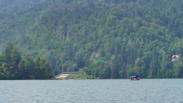 슬로베니아 호숫가 중앙에 아름다운 예배당 — 비디오
