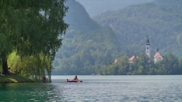 Lago Bled Hermosa Capilla Isla Medio Del Lago Montaña Eslovenia — Vídeos de Stock