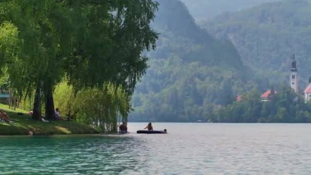 Озеро Блед Чудова Каплиця Острові Посеред Гірського Озера Словенія — стокове відео